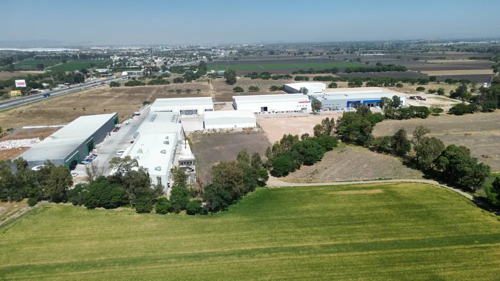 Naves industriales vistas desde el campo contiguo