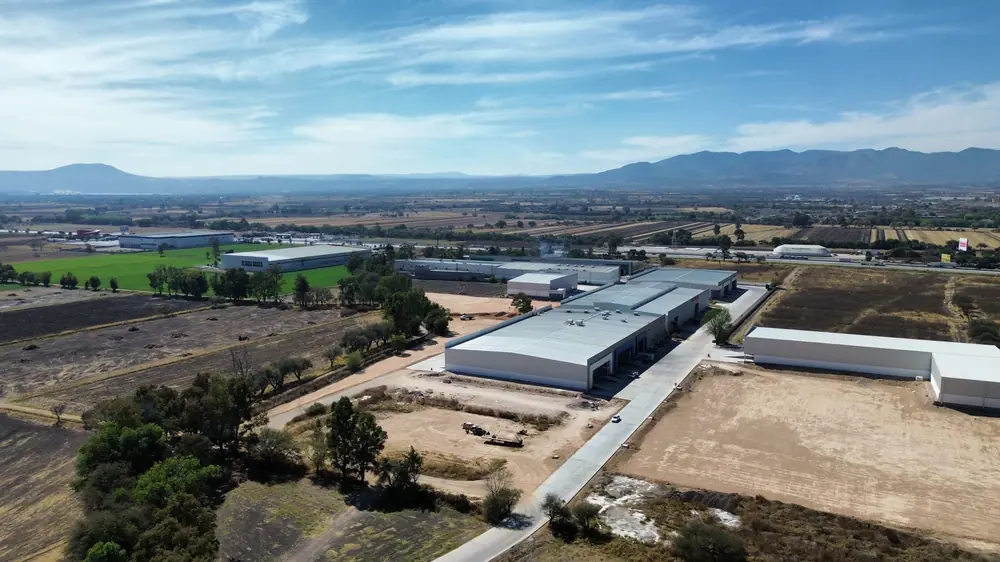Naves y lotes del parque con la sierra al fondo